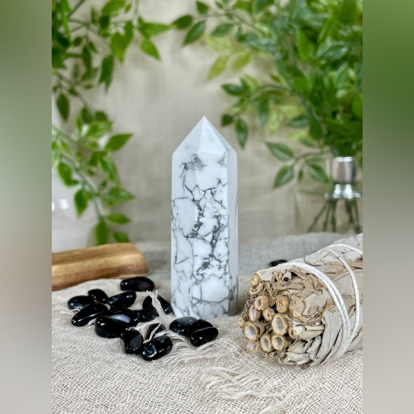 2172 Howlite Crystal Point - Picture 3 of 12